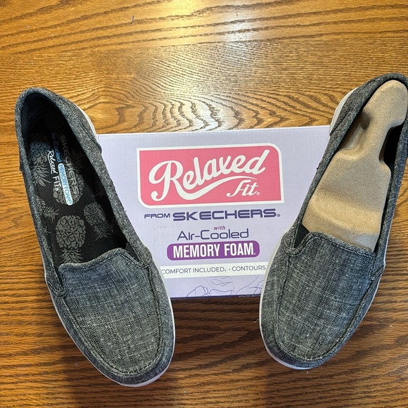 NIB! Skechers Relaxed fit, memory foam slip on shoes. Women’s size 9.5 - Picture 1 of 6